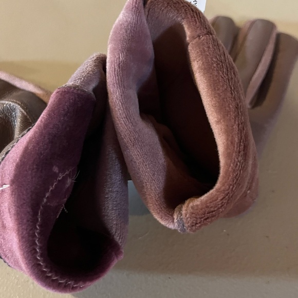 UGG MAUVE LAVENDER LEATHERETTE GLOVES NWT - Picture 3 of 5